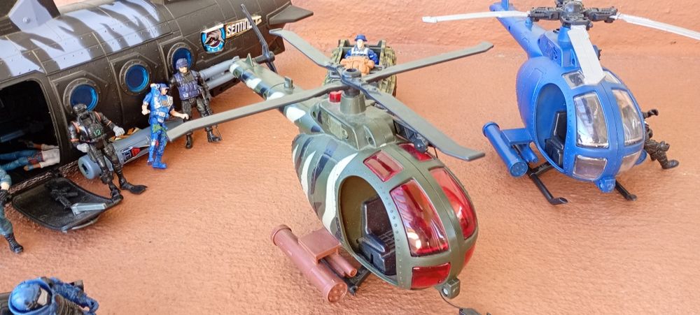 Helicópteros carros e bonecos424445608156866567