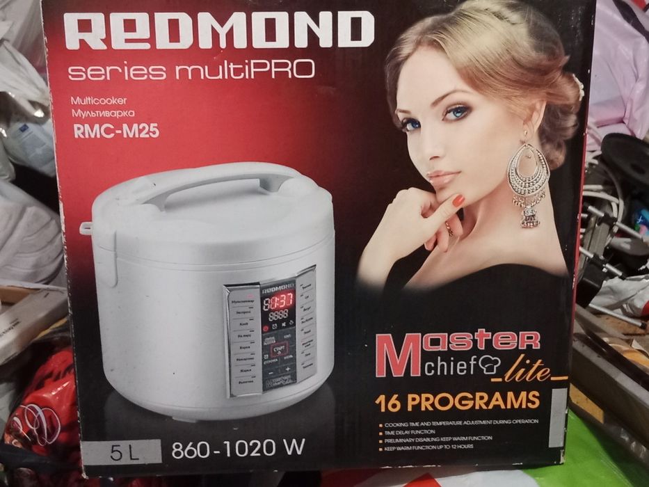 Це мультиварка Redmond RMC-M25, об'ємом 5 літрів з потужністю до 1020 Вт.Вона має 16 автоматичних програм, включаючи режими для варіння,