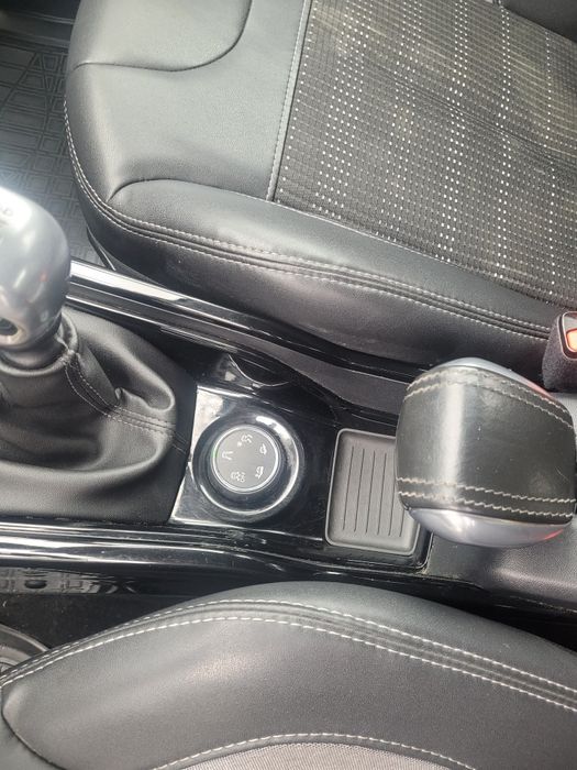 Кросовер . Peugeot 2008.