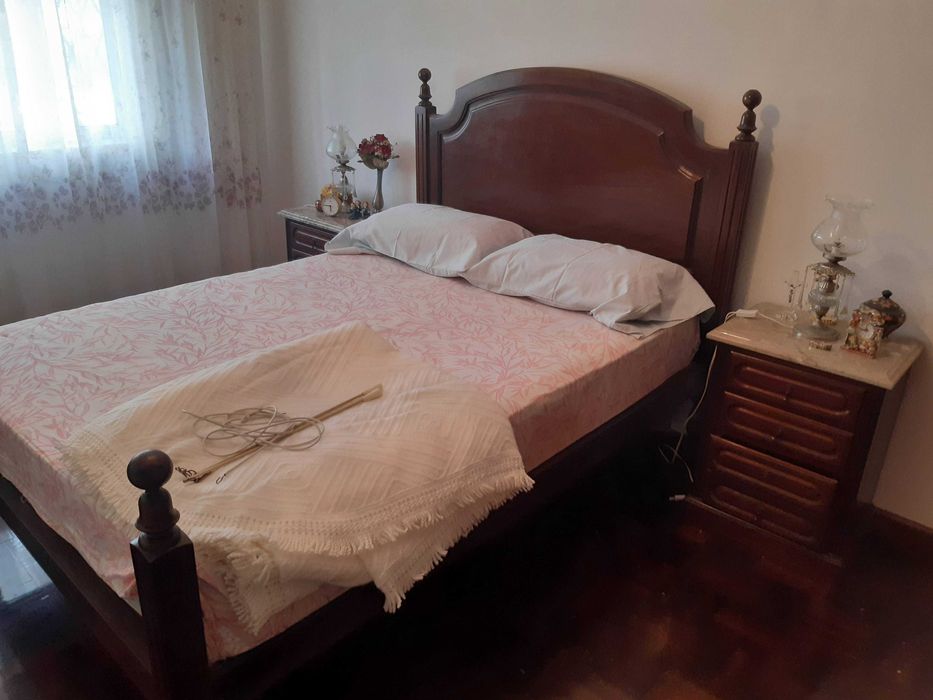 Mobília quarto casal, mogno, cama+cómoda+cadeira+2 mesas cab.+Colchão