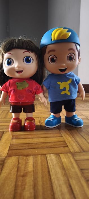Bonecos do Luccas Neto e Gi, com botão na barriga e sons e falas características