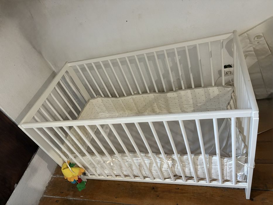 Berço + cadeira de refeição bebê/criança 50€