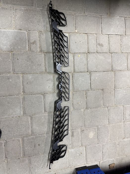 Passat B8 NMS направляющая бампера центральная