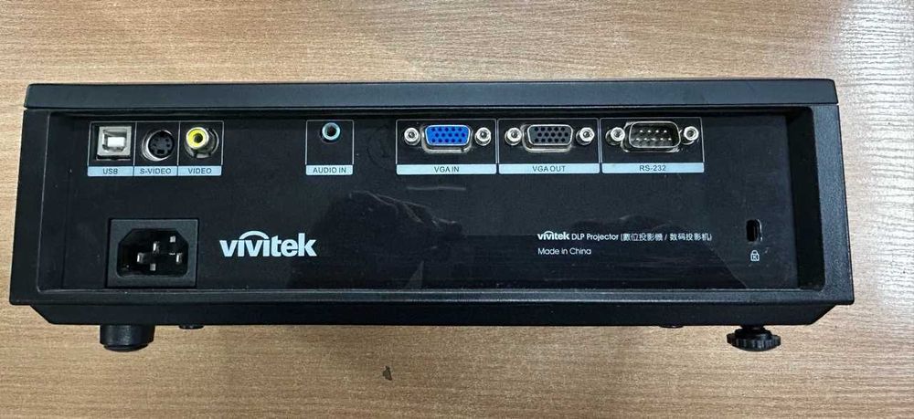 Projektor VIVITEK D825ES