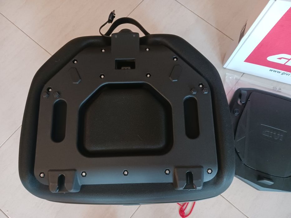 Top case smirrígido GIVI W901 com rack GIVI