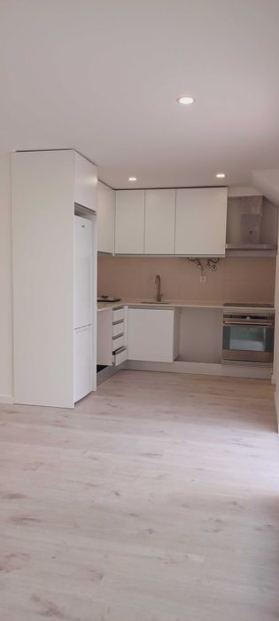 Arrendamento T3 duplex - cozinha semi-equipada, sem mobília, com logradouro e parqueamento - Alhos Vedros