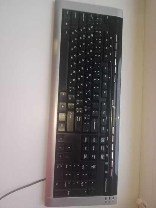 Комп'ютер настільний монітор і клавіатура