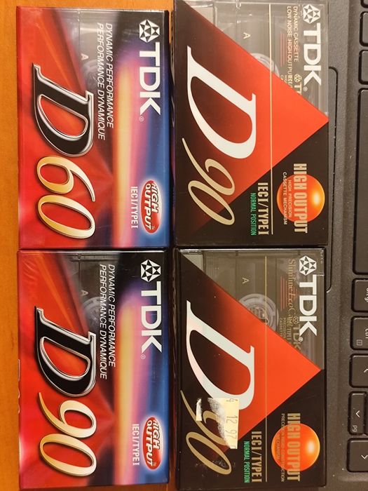 Cztery nowe, zafoliowane kasety TDK D