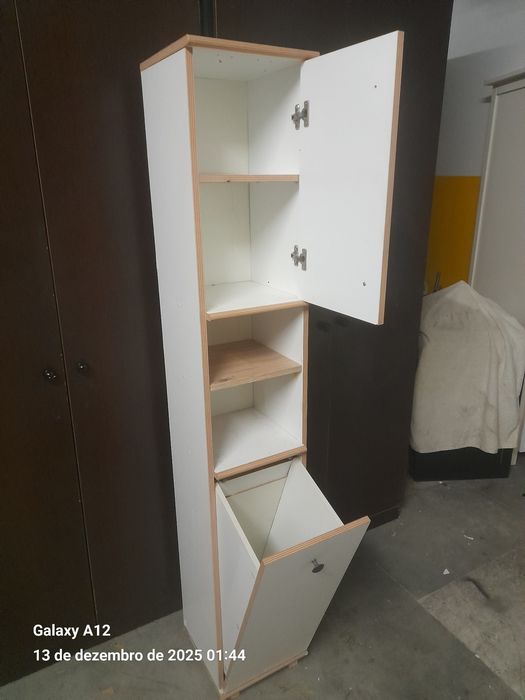 Móvel alto e estreito