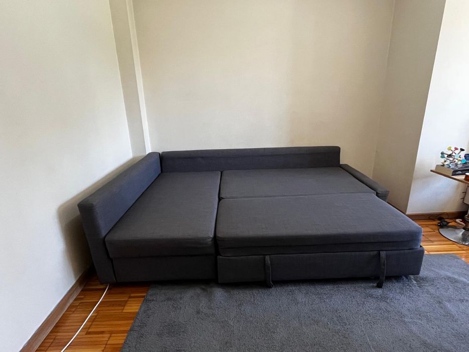 Sofá cama com baú.