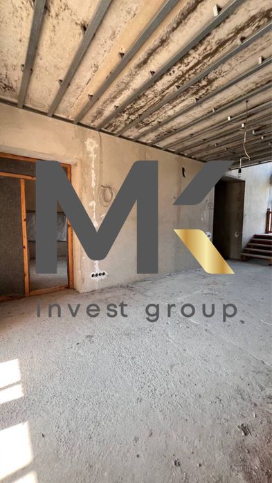 Продаж двоповерхового будинку з великою ділянкою. Стоянка-2