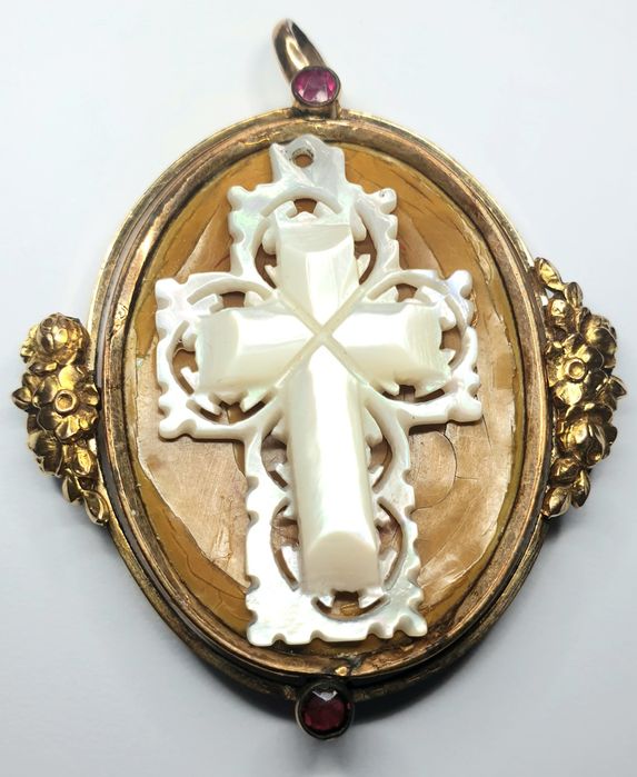 Maravilhoso pendente religioso Sec.XIX com plaque de ouro e madrepérol