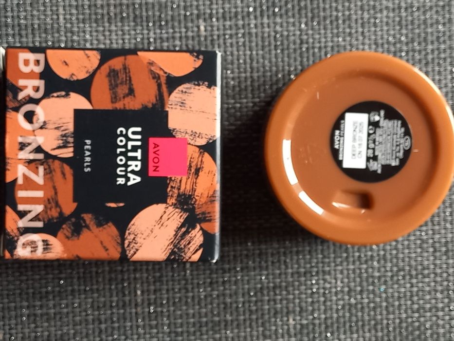 Brązer w perełkach Deep Bronze 28 g od Avon.