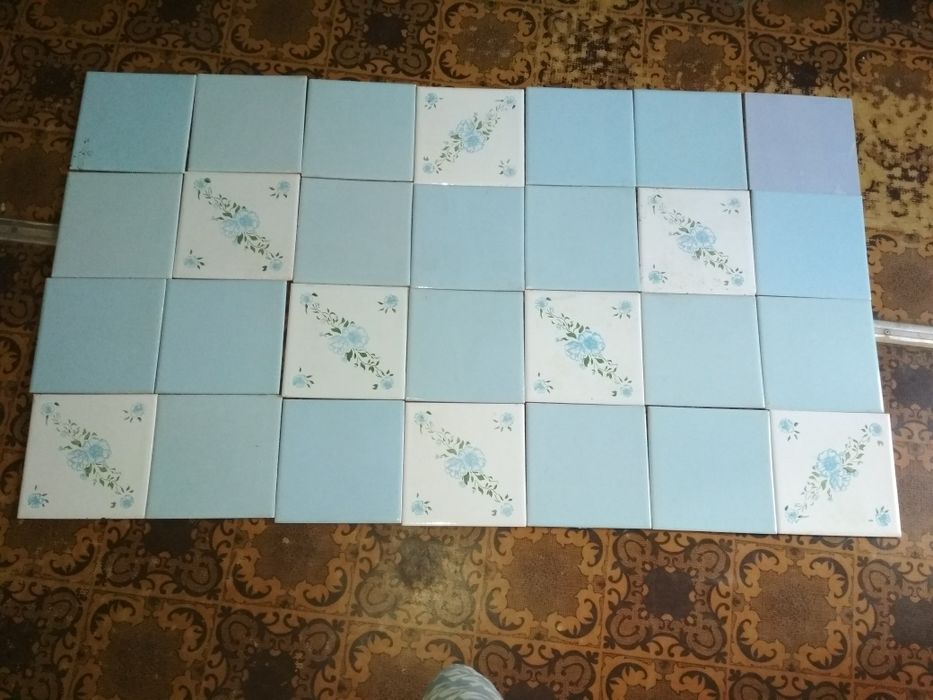 Продам советский кафель  15 Х 15 см. Новый бледно- голубой и с рисунко