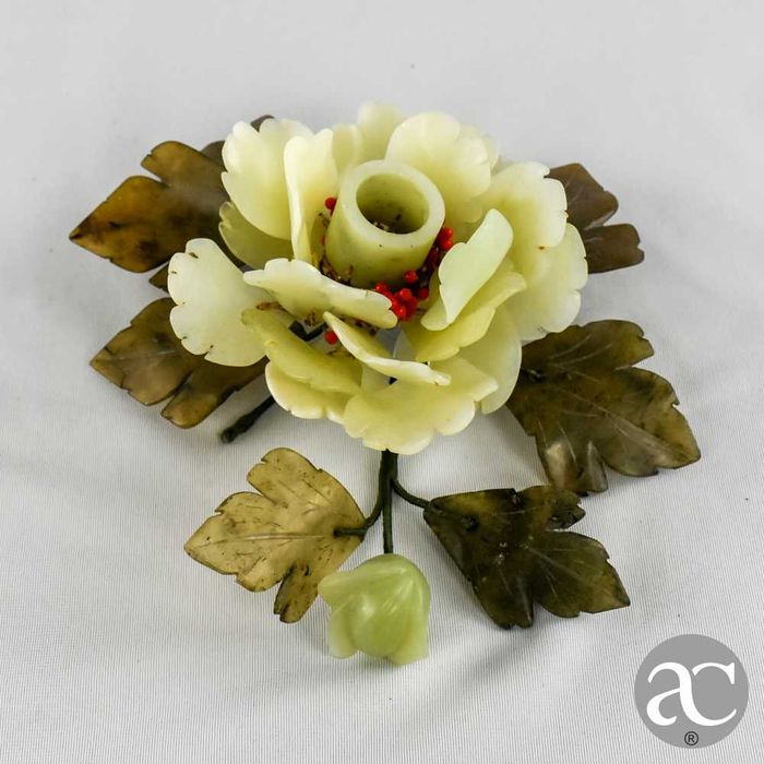 Castiçal de mesa forma de arranjo floral, China, feito em pedra e jade