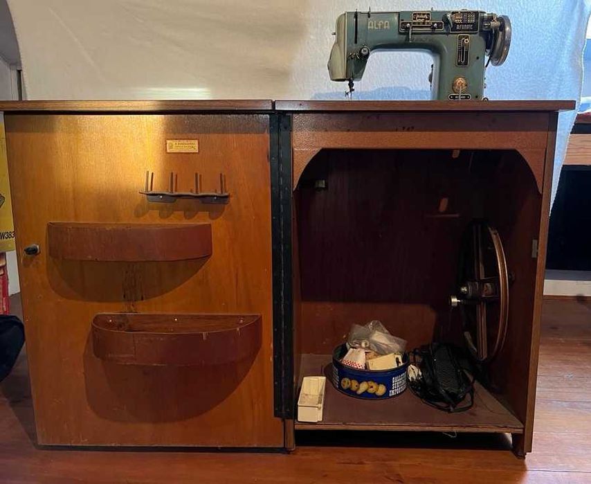 Antiga maquina de costura Alfa com móvel