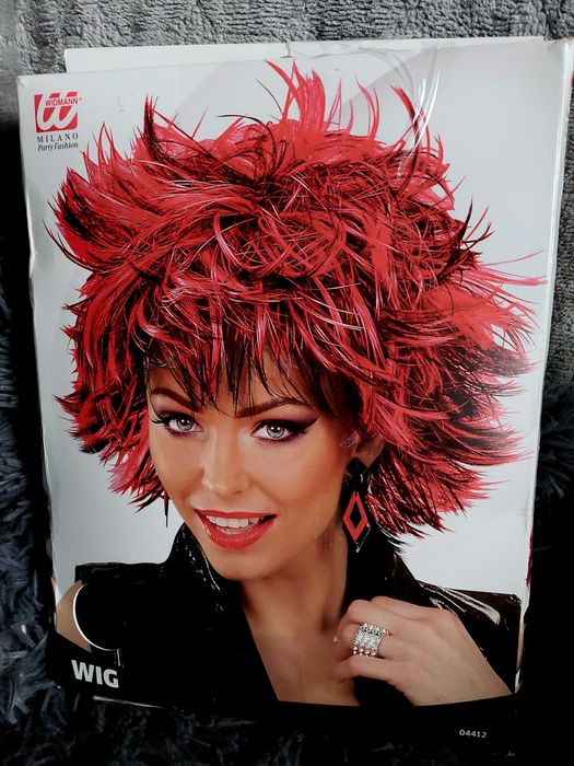 Peruka czerwona z czarnymi pasemkami