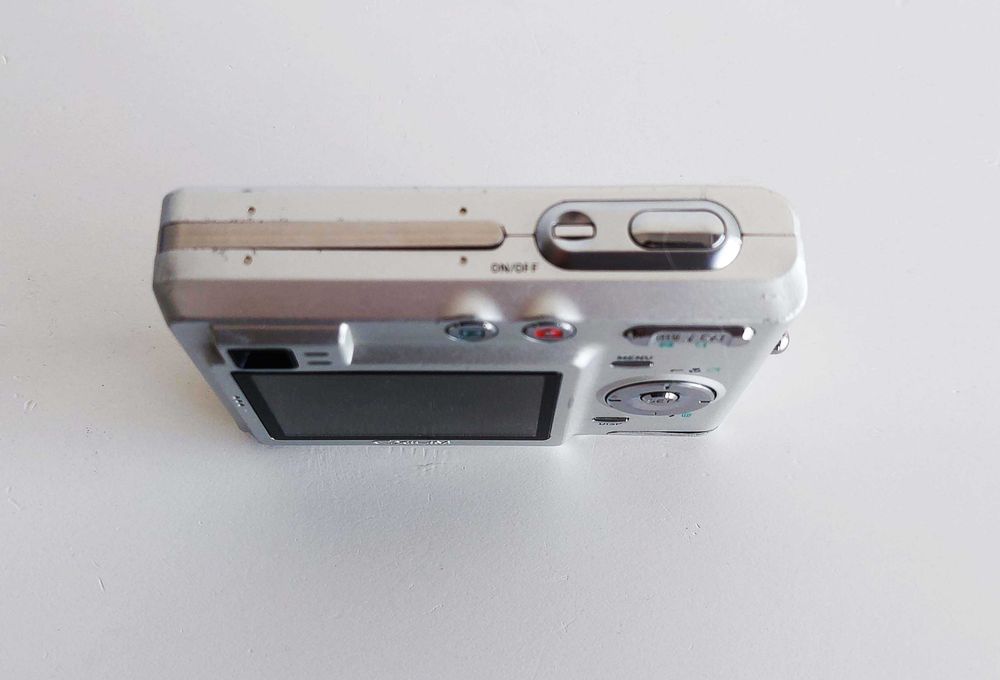 Câmara digital compacta CASIO Exilim EX-Z40 avariada