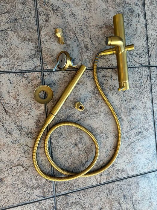 Bateria wanienna w kolorze starego złota