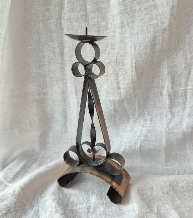 Stary świecznik metaloplastyka