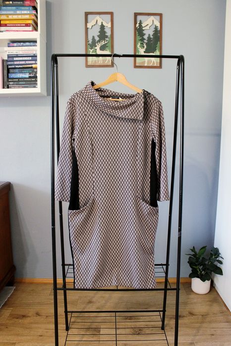 Dzianinowa sukienka Tatuum M we wzór rękaw 3/4 z rozpinanymi komin