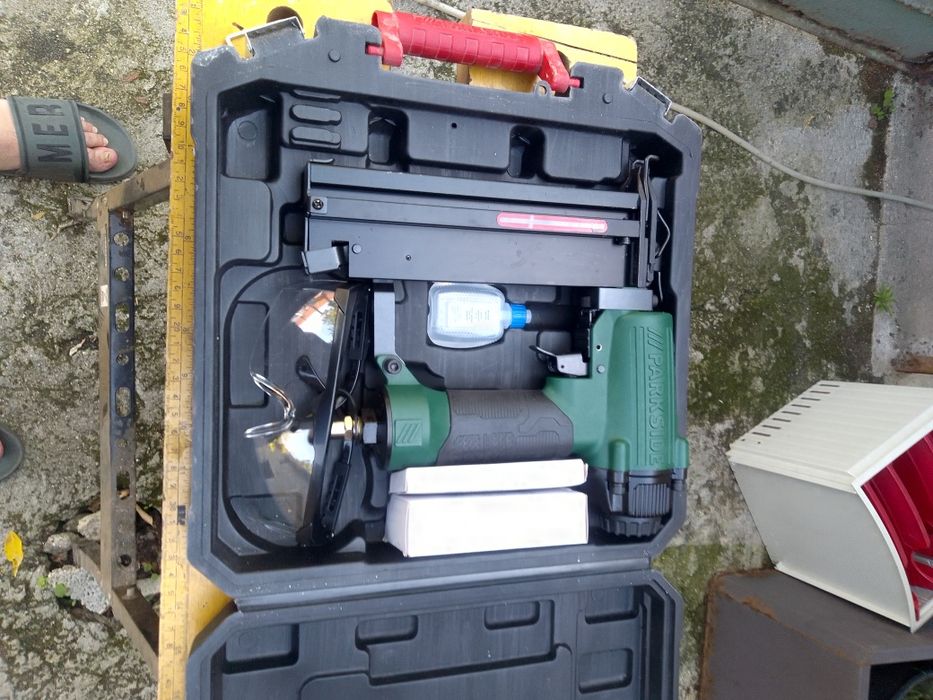 Agrafador de pregos a ar comprimido