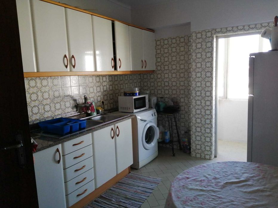 Quarto disponível para menina estudante, em apartamento T4, na urbanização Mantinhas (próximo da UTAD) Vila-Real.