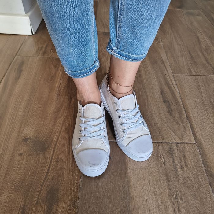 Białe tenisówki trampki