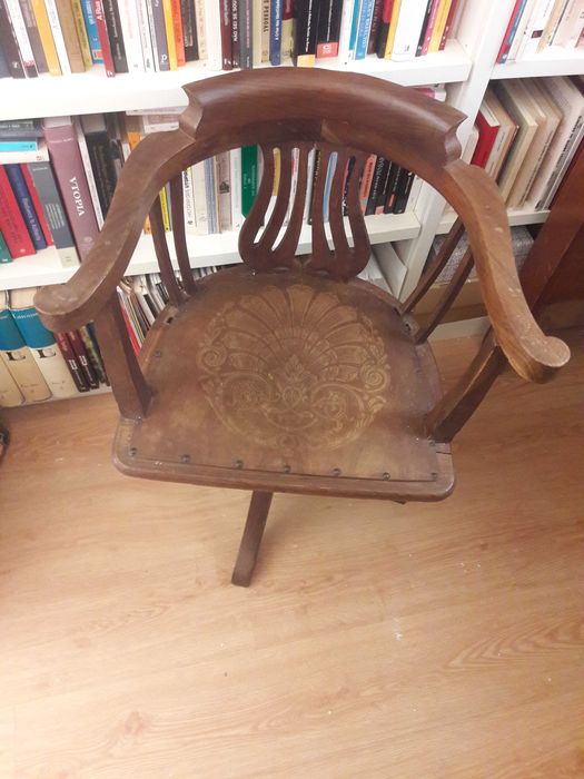 Cadeira Giratória de Madeira Antiga: Escritório Vintage