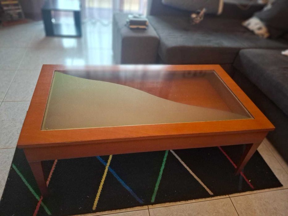 Mesa de sala estar em cerejeira em  bom estado de conservação