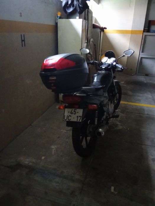 Mala Givi de um capacete em bom estado com o encaixe para motociclo