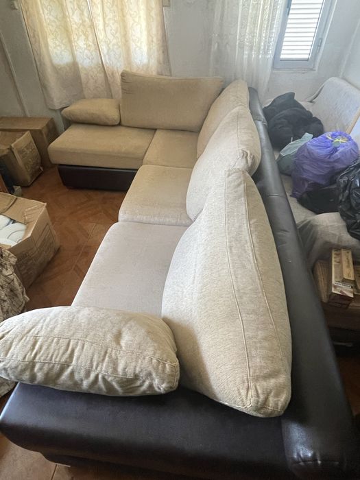 Sofa com chaise long á esquerda
