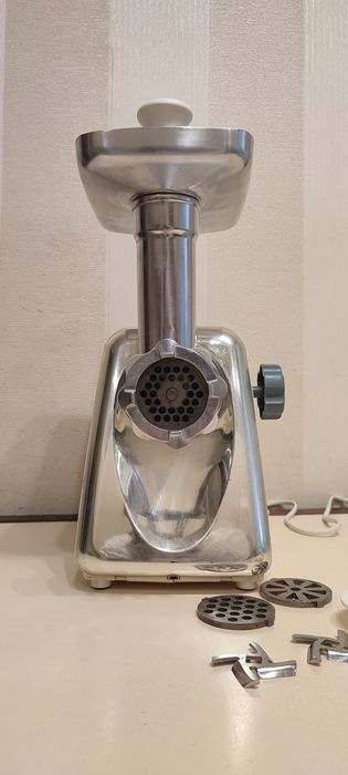 Потужна електрична м'ясорубка Kenwood KNG 762