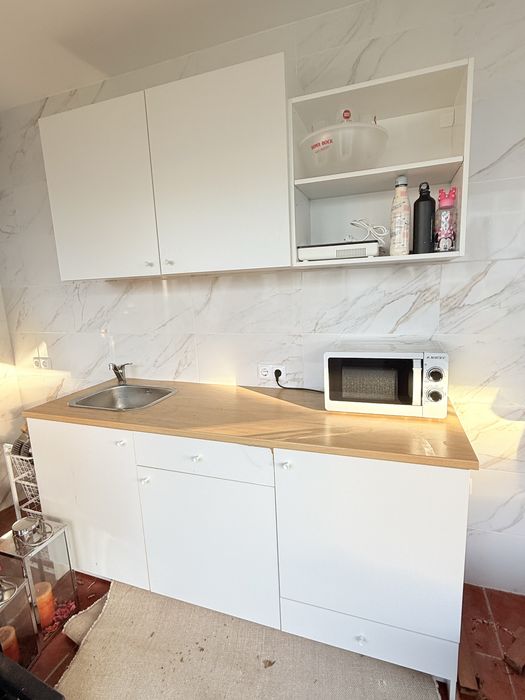 Cozinha IKEA branca com bancada castanha