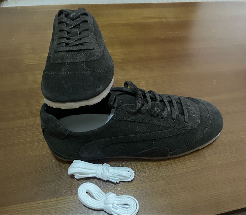 Нові кросівки COS