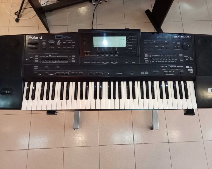 Teclado "ROLAND" EM 2000