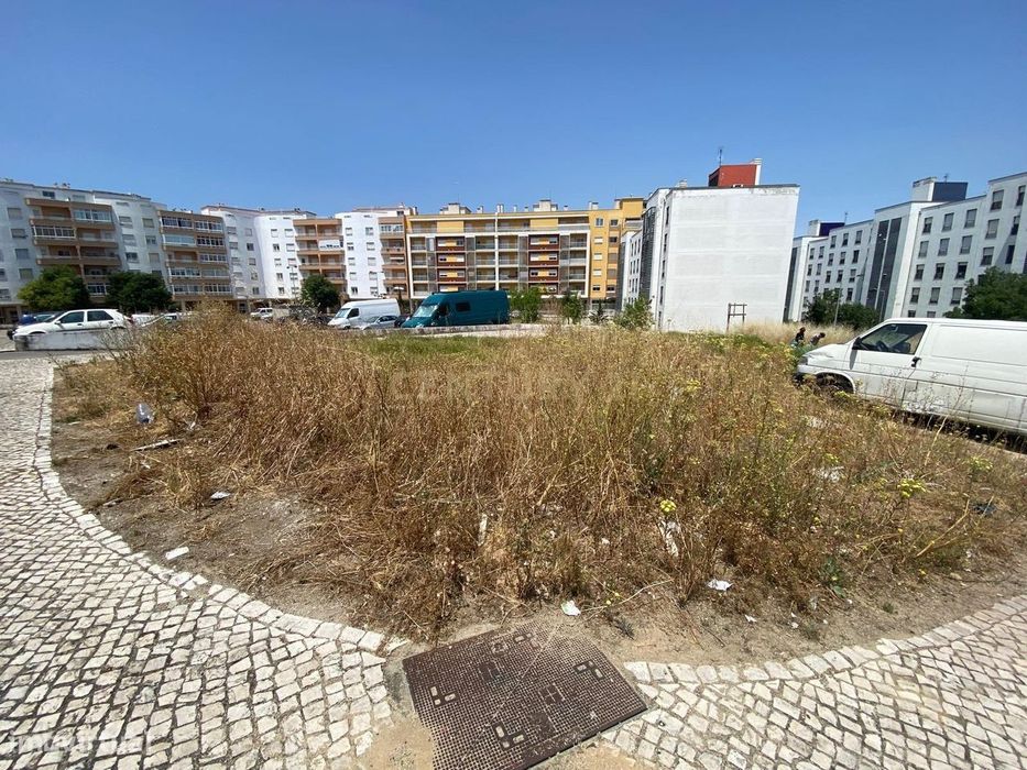 Land Plot, Laranjeiro and Feijó