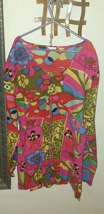 varias blusas e túnicas