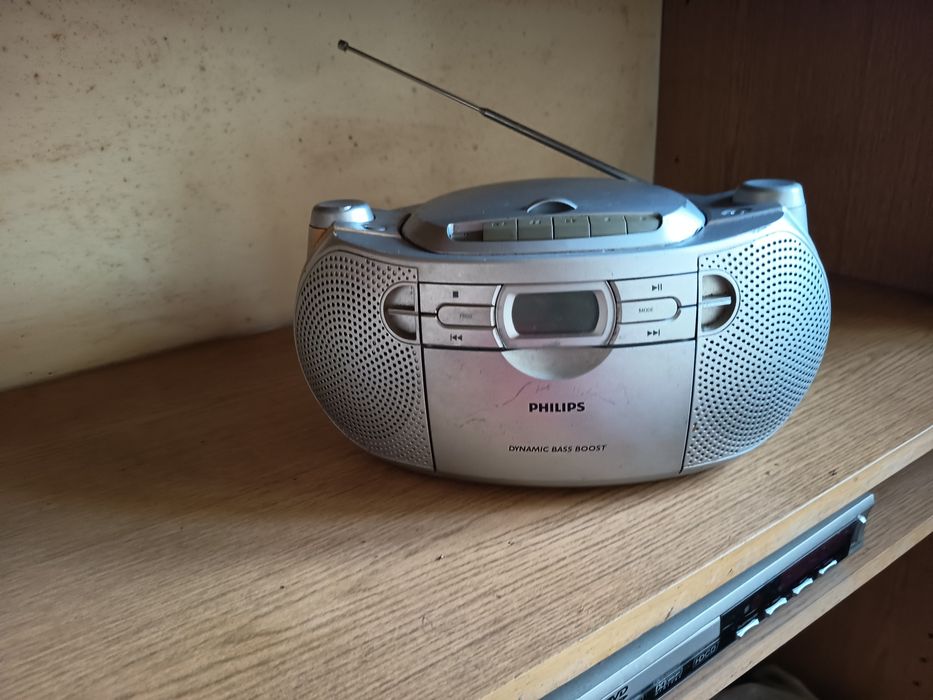 Radiomagnetofon z CD.