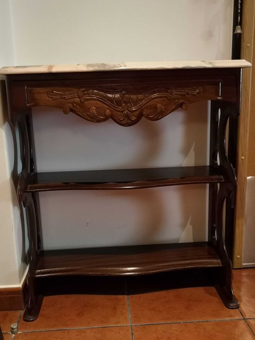 Aparador em madeira com tampo em pedra