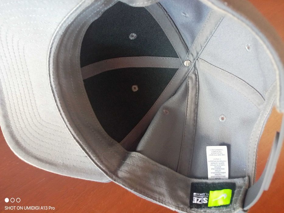 Boné marca Nike cinza