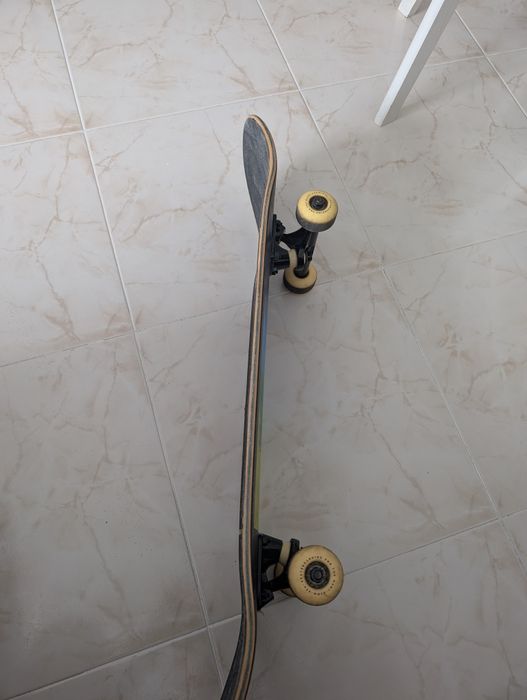 Skate feito de madeira canadiana