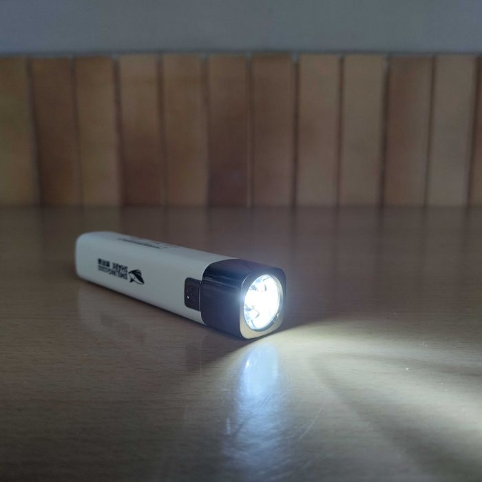 Lanterna Smiling Shark a Bateria