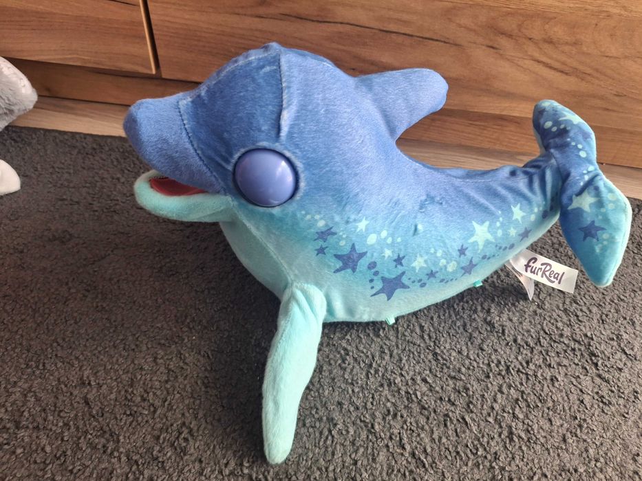 Interaktywny delfin furReal – pluszak