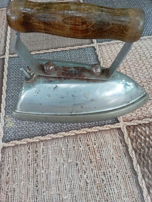 Старинный утюг 1952