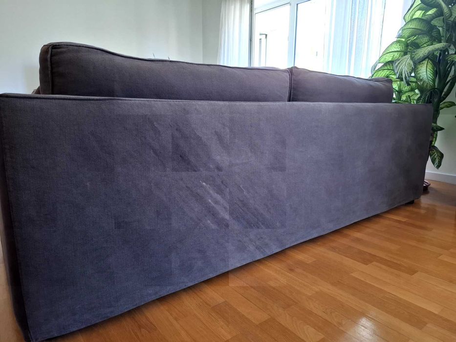 Sofá cama, grande e confortável, da loja Area