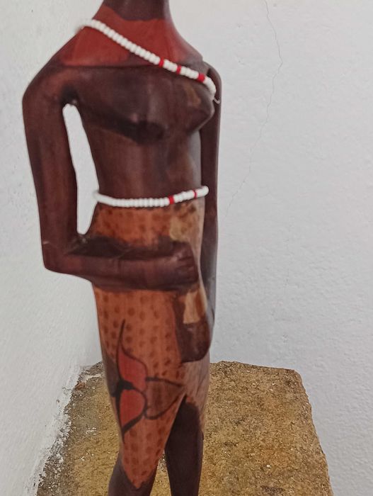 Escultura de mulher africana