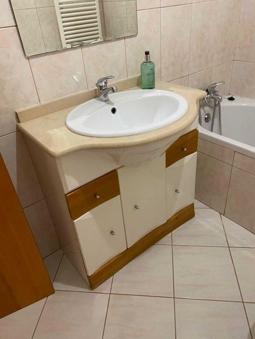 Cozinha usada e chão laminado e moveis de casa de banho