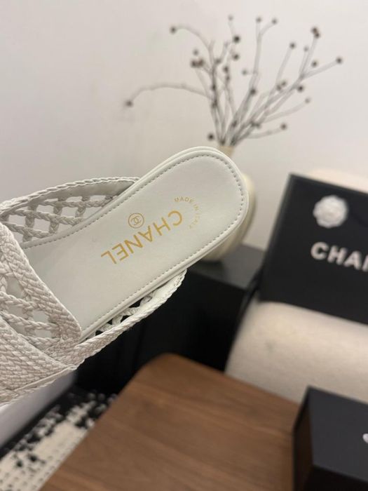 Klapki CHANEL White Leather