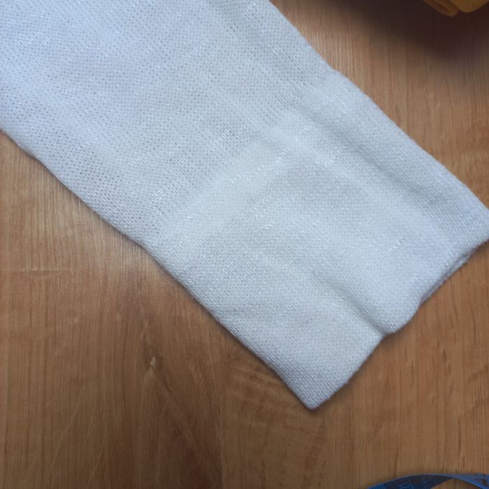 Cienki sweterek damski bialy z cekinami na ramionach